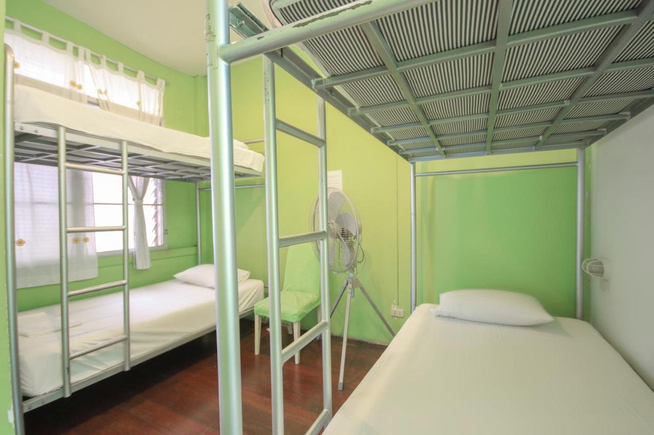 OYO 1054 Phuket Backpacker Hostel Exteriör bild