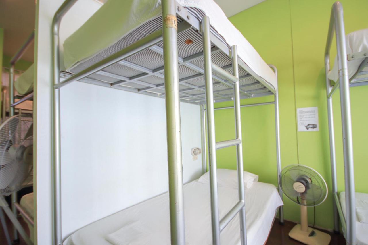 OYO 1054 Phuket Backpacker Hostel Exteriör bild