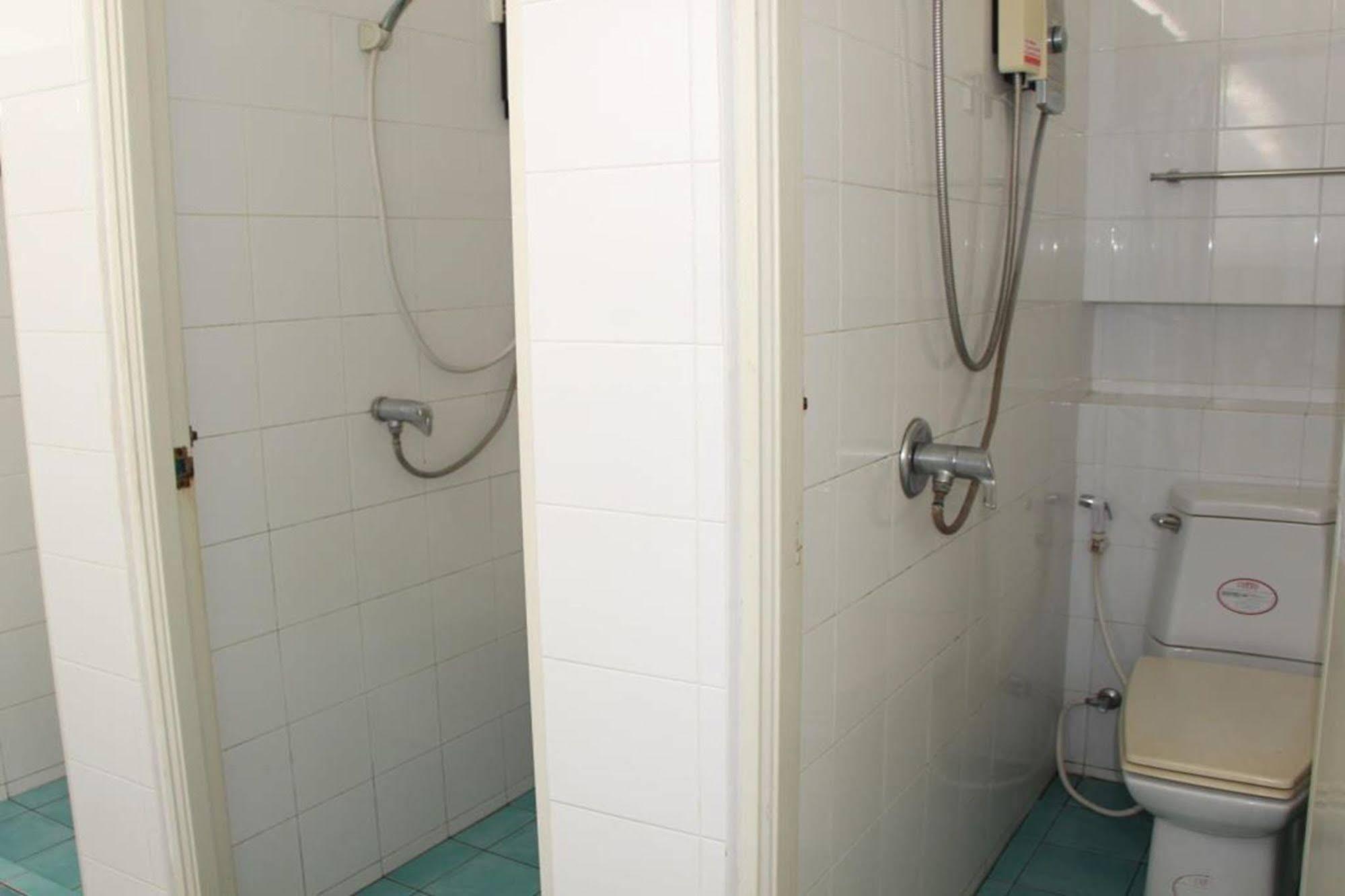 OYO 1054 Phuket Backpacker Hostel Exteriör bild