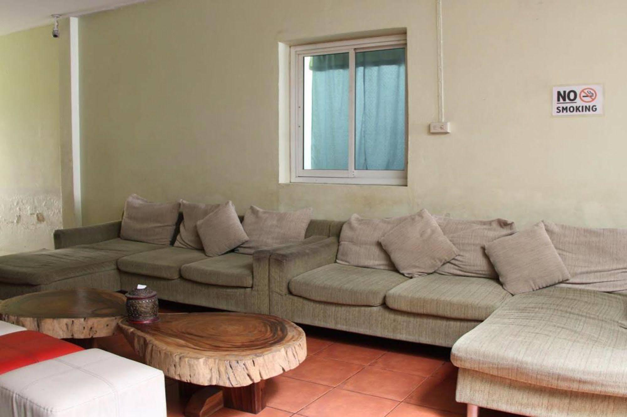OYO 1054 Phuket Backpacker Hostel Exteriör bild