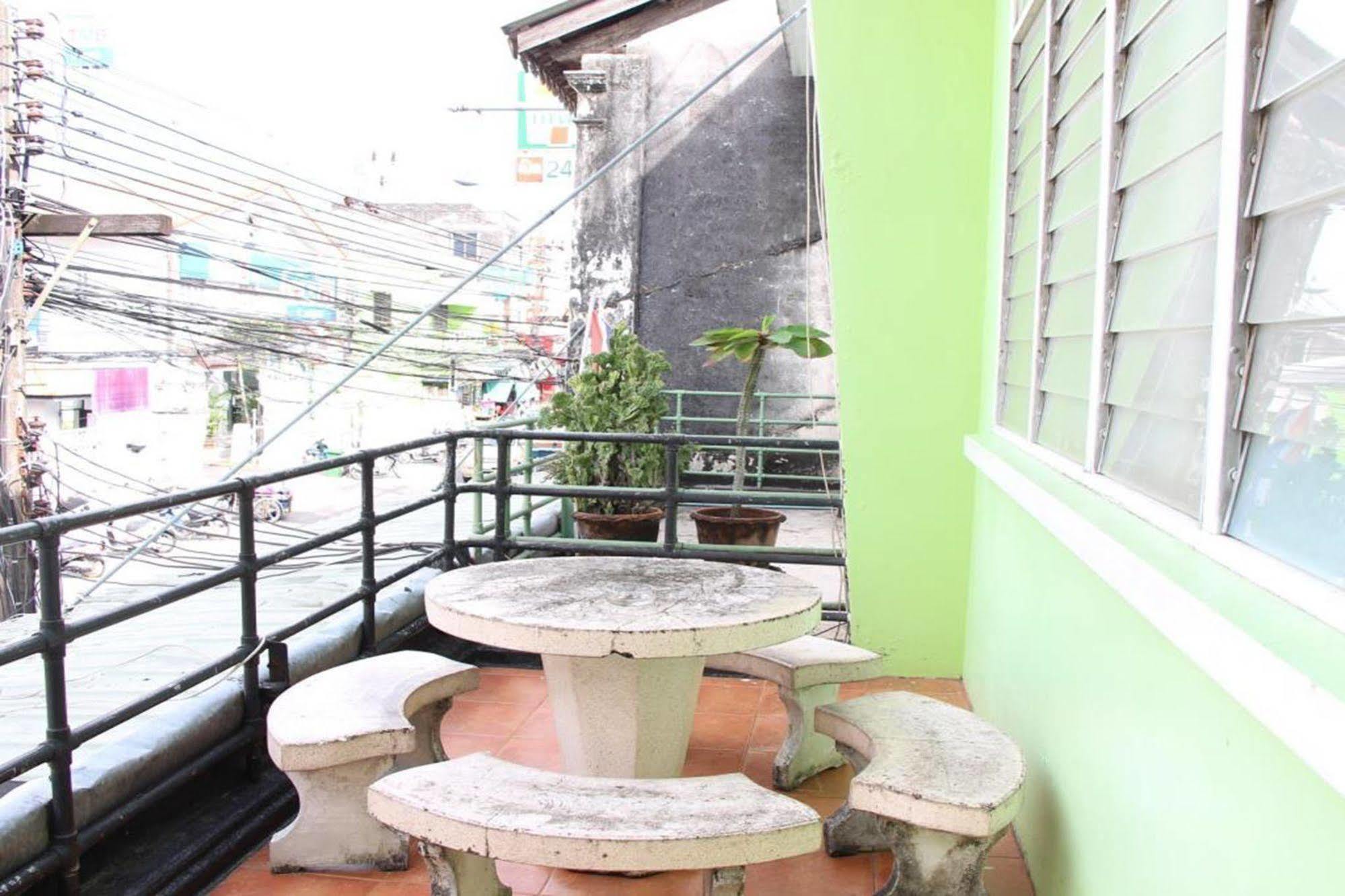 OYO 1054 Phuket Backpacker Hostel Exteriör bild