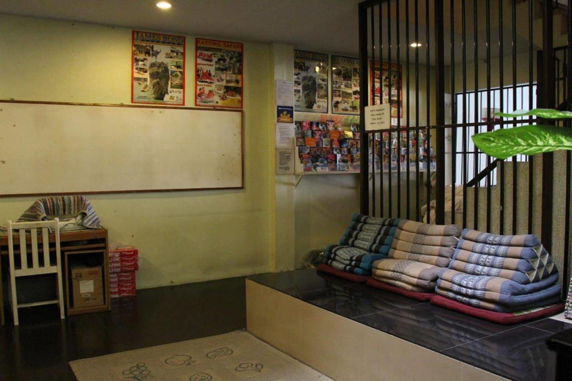 OYO 1054 Phuket Backpacker Hostel Exteriör bild